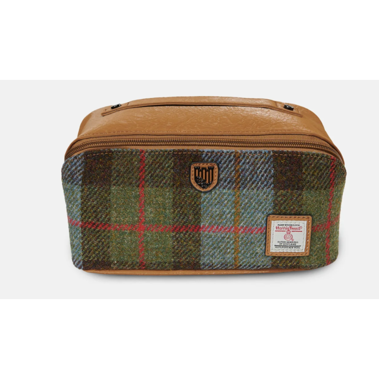Islander toilet bag